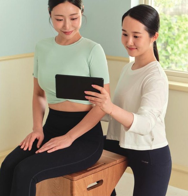태블릿으로 측정 결과를 함께 보며 골반기저근을 측정하는 모습